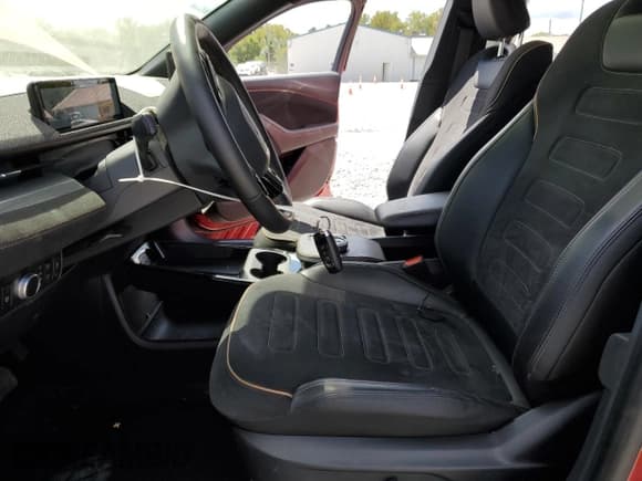 ✅ 2021 Ford Mustang Mach-E GT • VIN: 3FMTK4SE2MME00499 • Lot: 70150485. Wystawiony na Copart z przebiegiem 68 849 mil. Bezpłatny archiwum sprzedaży aukcyjnych z USA i szczegółowy raport historii pojazdu na DreamBid. Zdjęcie 7.