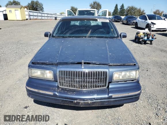 ✅ 1996 Lincoln Town Car Executive • VIN: 1LNLM81W9TY728954 • Lot: 85326925. Listed on Copart with 356,596 mi. Free auction sales archive from the USA and detailed vehicle history report at DreamBid. Image 5.