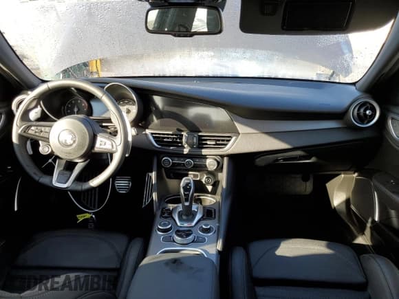 ✅ 2022 Alfa Romeo Giulia Ti • VIN: ZARFAMBN8N7656863 • Lot: 68858332. Wystawiony na Copart z przebiegiem 5 826 mil. Bezpłatny archiwum sprzedaży aukcyjnych z USA i szczegółowy raport historii pojazdu na DreamBid. Zdjęcie 8.