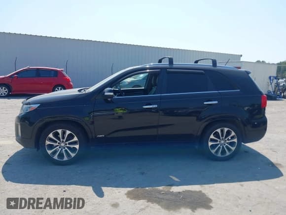 ✅ 2015 Kia Sorento SX • VIN: 5XYKWDA76FG551840 • Lot: 42607814. Wystawiony na IAAI z przebiegiem 199 644 mil. Bezpłatny archiwum sprzedaży aukcyjnych z USA i szczegółowy raport historii pojazdu na DreamBid. Zdjęcie 14.