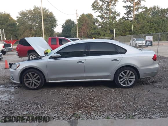 ✅ 2019 Volkswagen Passat Wolfsburg Edition • VIN: 1VWLA7A39KC012464 • Лот: 42804341. Опубликован ранее на IAAI с пробегом 158 748 миль. Бесплатный доступ к архиву аукционных продаж из США и подробный отчёт об истории автомобиля на DreamBid. Изображение 15.