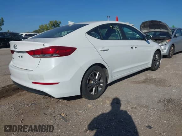 2017 Hyundai Elantra SE z VIN 5NPD84LF7HH021539, wystawiony jako IAAI lot #43339622 z przebiegiem 128 168 mil mil oraz . Historia ofert i sprzedaży dostępna na DreamBid. Obrazek 4.