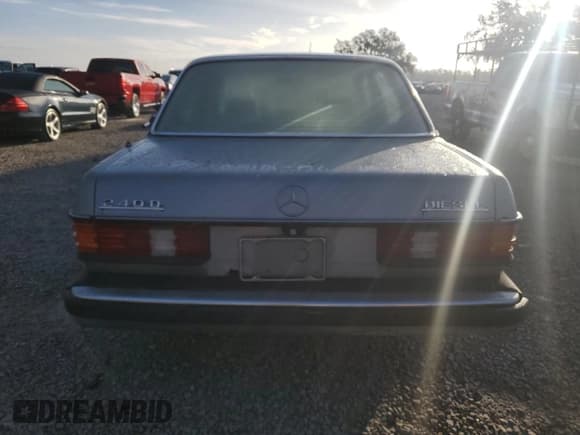 ✅ 1982 Mercedes-Benz 240 • VIN: WDBAB23AXCB296022 • Lot: 80145314. Wystawiony na Copart z przebiegiem 138 636 mil. Bezpłatny archiwum sprzedaży aukcyjnych z USA i szczegółowy raport historii pojazdu na DreamBid. Zdjęcie 6.