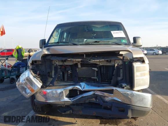 ✅ 2014 Ford Econoline Passenger XL • VIN: 1FBSS3BL3EDB00299 • Лот: 41201753. Опубликован ранее на IAAI с пробегом 181 848 миль. Бесплатный доступ к архиву аукционных продаж из США и подробный отчёт об истории автомобиля на DreamBid. Изображение 6.