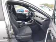 ✅ 2023 Toyota RAV4 Hybrid SE • VIN: 4T3T6RFV3PU120805 • Лот: 43234779. Опубликован ранее на IAAI с пробегом 26 262 миль. Бесплатный доступ к архиву аукционных продаж из США и подробный отчёт об истории автомобиля на DreamBid. Изображение 5.