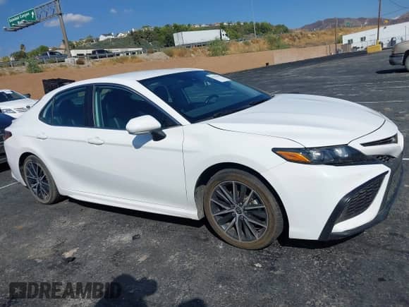 2022 Toyota Camry SE z VIN 4T1G11AK9NU047993, wystawiony jako IAAI lot #43315367 z przebiegiem 70 901 mil mil oraz . Historia ofert i sprzedaży dostępna na DreamBid. Obrazek 13.