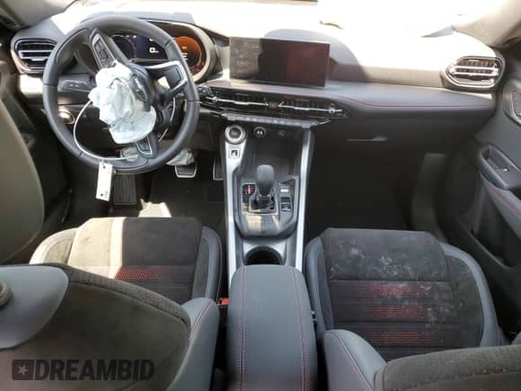 2024 Dodge Hornet GT z VIN ZACNDFAN8R3A40316, wystawiony jako Copart lot #54479415 z przebiegiem 599 mil mil oraz Nie do naprawy • Non repairable. Historia ofert i sprzedaży dostępna na DreamBid. Obrazek 8.