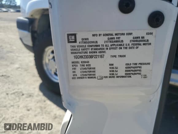 ✅ 2006 Chevrolet Silverado 2500HD LT3 • VIN: 1GCHK23D36F221167 • Lot: 86684725. Wystawiony na Copart z przebiegiem 404 036 mil. Bezpłatny archiwum sprzedaży aukcyjnych z USA i szczegółowy raport historii pojazdu na DreamBid. Zdjęcie 12.