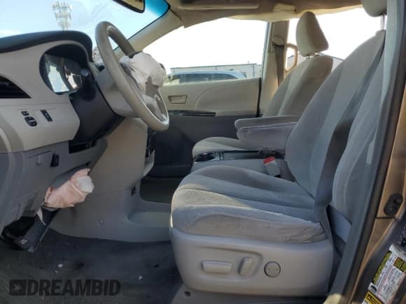 ✅ 2011 Toyota Sienna LE • VIN: 5TDKK3DC8BS012048 • Lot: 90010035. Wystawiony na Copart z przebiegiem Nie podano. Bezpłatny archiwum sprzedaży aukcyjnych z USA i szczegółowy raport historii pojazdu na DreamBid. Zdjęcie 7.