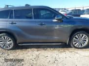 ✅ 2023 Toyota Highlander Hybrid Platinum • VIN: 5TDFARAH2PS525908 • Лот: 41389410. Опубликован ранее на IAAI с пробегом 31 574 миль. Бесплатный доступ к архиву аукционных продаж из США и подробный отчёт об истории автомобиля на DreamBid. Изображение 14.