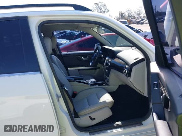 ✅ 2014 Mercedes-Benz GLK 350 • VIN: WDCGG5HB4EG237080 • Лот: 42961496. Опубликован ранее на IAAI с пробегом 208 529 миль. Бесплатный доступ к архиву аукционных продаж из США и подробный отчёт об истории автомобиля на DreamBid. Изображение 5.