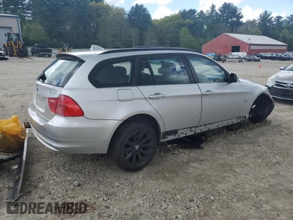 ✅ 2011 BMW 3 Series 328i xDrive • VIN: WBAUU3C5XBA541436 • Лот: 70177225. Опубликован ранее на Copart с пробегом Не указан. Бесплатный доступ к архиву аукционных продаж из США и подробный отчёт об истории автомобиля на DreamBid. Изображение 3.