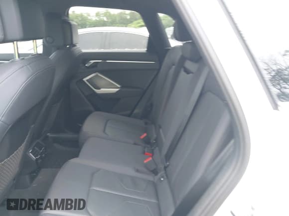 ✅ 2020 Audi Q3 S line Premium • VIN: WA1DECF30L1115390 • Lot: 42503728. Wystawiony na IAAI z przebiegiem 18 556 mil. Bezpłatny archiwum sprzedaży aukcyjnych z USA i szczegółowy raport historii pojazdu na DreamBid. Zdjęcie 8.