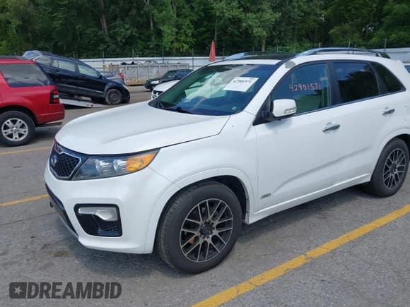 ✅ 2013 Kia Sorento SX • VIN: 5XYKWDA23DG364881 • Lot: 42901571. Wystawiony na IAAI z przebiegiem 171 249 mil. Bezpłatny archiwum sprzedaży aukcyjnych z USA i szczegółowy raport historii pojazdu na DreamBid. Zdjęcie 12.