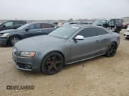 ✅ 2012 Audi S5 Premium Plus • VIN: WAUCVAFRXCA005177 • Лот: 42574225. Опубликован ранее на Copart с пробегом 138 876 миль. Бесплатный доступ к архиву аукционных продаж из США и подробный отчёт об истории автомобиля на DreamBid. Изображение 1.