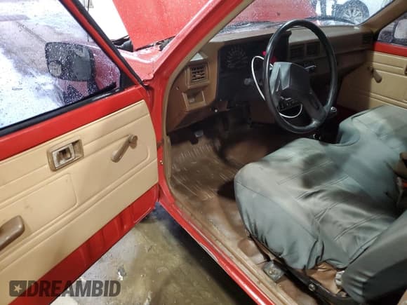 ✅ 1986 Toyota Pickup • VIN: JT4RN50R9G0205315 • Lot: 43608745. Wystawiony na Copart z przebiegiem 103 974 mil. Bezpłatny archiwum sprzedaży aukcyjnych z USA i szczegółowy raport historii pojazdu na DreamBid. Zdjęcie 8.
