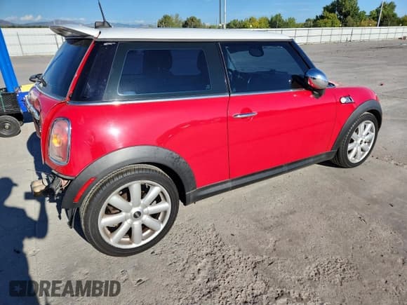 ✅ 2008 MINI Hardtop S • VIN: WMWMF73568TT86771 • Lot: 84641785. Wystawiony na Copart z przebiegiem 117 254 mil. Bezpłatny archiwum sprzedaży aukcyjnych z USA i szczegółowy raport historii pojazdu na DreamBid. Zdjęcie 3.