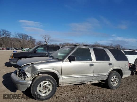 2000 Chevrolet Blazer LS with VIN 1GNDT13W6Y2206610, listed as a Copart auction lot 83566074 with 135,007 mi miles and Salvage title. Bid and sale history available at DreamBid. Image 1.