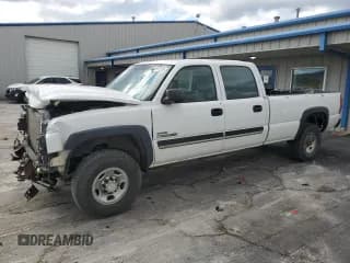 ✅ 2006 Chevrolet Silverado 2500HD Work Truck • VIN: 1GCHC23D06F231118 • Лот: 65697235. Опубликован ранее на Copart с пробегом 142 130 миль. Бесплатный доступ к архиву аукционных продаж из США и подробный отчёт об истории автомобиля на DreamBid. Изображение 1.