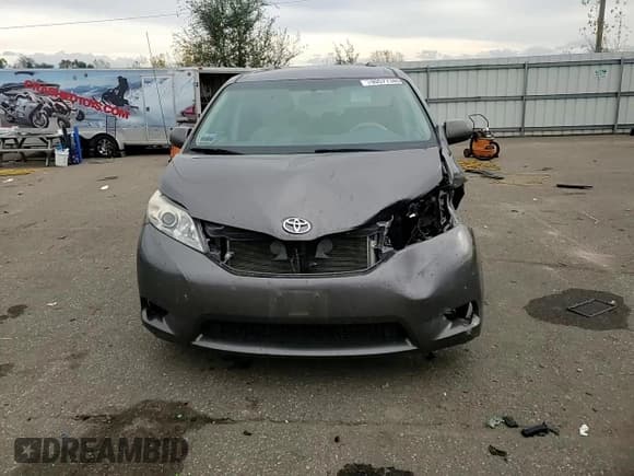 ✅ 2013 Toyota Sienna LE • VIN: 5TDKK3DC0DS351356 • Lot: 90577385. Wystawiony na Copart z przebiegiem 183 215 mil. Bezpłatny archiwum sprzedaży aukcyjnych z USA i szczegółowy raport historii pojazdu na DreamBid. Zdjęcie 15.