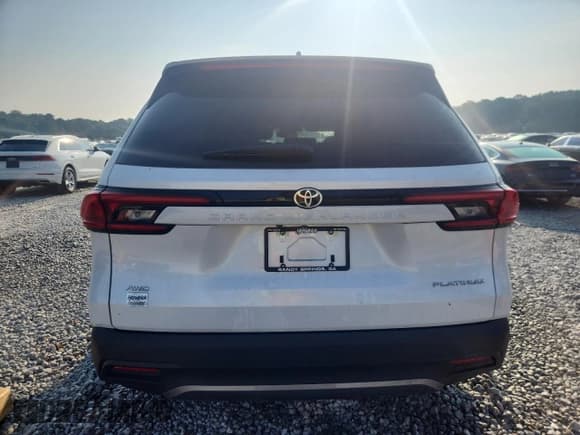 ✅ 2025 Toyota Highlander XLE • VIN: 5TDAAAB51SS080554 • Lot: 81379815. Listed on Copart with 5,643 mi. Free auction sales archive from the USA and detailed vehicle history report at DreamBid. Image 6.