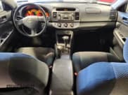 ✅ 2005 Toyota Camry XLE • VIN: 4T1BE32K95U961010 • Lot: 91620035. Wystawiony na Copart z przebiegiem 241 323 mil. Bezpłatny archiwum sprzedaży aukcyjnych z USA i szczegółowy raport historii pojazdu na DreamBid. Zdjęcie 8.