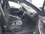 ✅ 2015 Volvo V60 T5 Drive-E Premier • VIN: YV126MEB5F1208042 • Lot: 41794064. Wystawiony na IAAI z przebiegiem 118 872 mil. Bezpłatny archiwum sprzedaży aukcyjnych z USA i szczegółowy raport historii pojazdu na DreamBid. Zdjęcie 5.