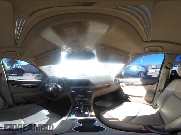 ✅ 2014 Mercedes-Benz C 250 Sport • VIN: WDDGF4HB1EA893149 • Lot: 41865343. Wystawiony na IAAI z przebiegiem 188 557 mil. Bezpłatny archiwum sprzedaży aukcyjnych z USA i szczegółowy raport historii pojazdu na DreamBid. Zdjęcie 18.