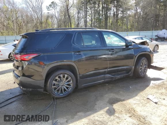 ✅ 2022 Chevrolet Traverse RS • VIN: 1GNERJKW2NJ108065 • Lot: 49449655. Wystawiony na Copart z przebiegiem 4 660 mil. Bezpłatny archiwum sprzedaży aukcyjnych z USA i szczegółowy raport historii pojazdu na DreamBid. Zdjęcie 3.