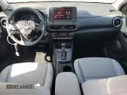 ✅ 2022 Hyundai Kona SEL • VIN: KM8K32AB0NU913123 • Лот: 72320064. Опубликован ранее на Copart с пробегом 15 049 миль. Бесплатный доступ к архиву аукционных продаж из США и подробный отчёт об истории автомобиля на DreamBid. Изображение 8.