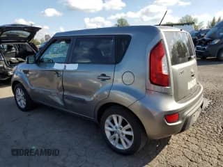 ✅ 2013 Kia Soul + • VIN: KNDJT2A66D7551881 • Lot: 85193995. Wystawiony na Copart z przebiegiem 118 146 mil. Bezpłatny archiwum sprzedaży aukcyjnych z USA i szczegółowy raport historii pojazdu na DreamBid. Zdjęcie 2.