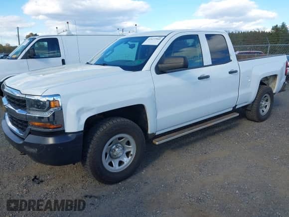 2019 Chevrolet Silverado 1500 Work Truck z VIN 2GCVKNEC3K1161465, wystawiony jako IAAI lot #43477960 z przebiegiem 83 919 mil mil oraz . Historia ofert i sprzedaży dostępna na DreamBid. Obrazek 2.