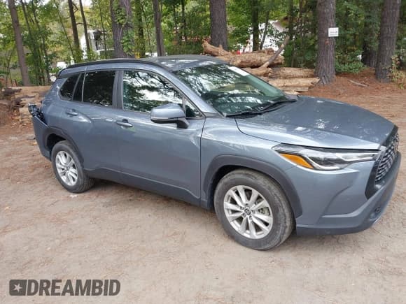 ✅ 2024 Toyota Corolla Cross LE • VIN: 7MUCAABG7RV091214 • Lot: 43408193. Wystawiony na IAAI z przebiegiem 23 668 mil. Bezpłatny archiwum sprzedaży aukcyjnych z USA i szczegółowy raport historii pojazdu na DreamBid. Zdjęcie 1.