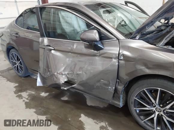 2021 Toyota Camry SE with VIN 4T1G11BK1MU040291, listed as a IAAI auction lot 42707325 with 39,267 mi miles and . Bid and sale history available at DreamBid. Image 6.