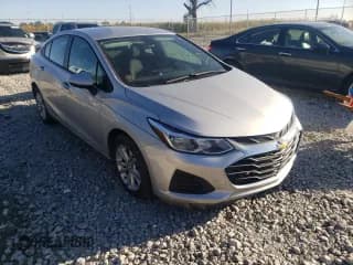 ✅ 2019 Chevrolet Cruze LS • VIN: 1G1BC5SM9K7150043 • Lot: 60974902. Wystawiony na Copart z przebiegiem 81 561 mil. Bezpłatny archiwum sprzedaży aukcyjnych z USA i szczegółowy raport historii pojazdu na DreamBid. Zdjęcie 1.