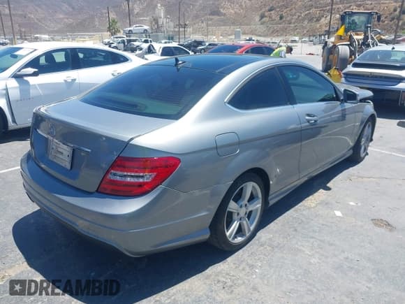 ✅ 2012 Mercedes-Benz C 250 • VIN: WDDGJ4HB2CF881493 • Lot: 42853863. Wystawiony na IAAI z przebiegiem 108 215 mil. Bezpłatny archiwum sprzedaży aukcyjnych z USA i szczegółowy raport historii pojazdu na DreamBid. Zdjęcie 4.