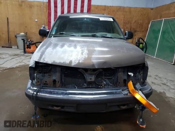 1998 Chevrolet Blazer LT z VIN 1GNDT13W5W2275852, wystawiony jako Copart lot #77938284 z przebiegiem 181 678 mil mil oraz Czysty tytuł • Clean title. Historia ofert i sprzedaży dostępna na DreamBid. Obrazek 5.