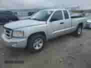 2008 Dodge Dakota SXT с VIN 1D3HE32N68S590310, выставлен на аукционе Copart как лот 52570605 с пробегом Не указан миль и Списание • Salvage title. История ставок и продаж доступна на DreamBid. Изображение 1.