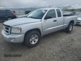 2008 Dodge Dakota SXT z VIN 1D3HE32N68S590310, wystawiony jako Copart lot #52570605 z przebiegiem Nie podano mil oraz Szkoda całkowita • Salvage title. Historia ofert i sprzedaży dostępna na DreamBid. Obrazek 1.