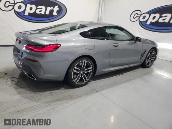 ✅ 2025 BMW 8 Series 840i • VIN: WBAAE4C00SCS38826 • Lot: 85021424. Wystawiony na Copart z przebiegiem 10 018 mil. Bezpłatny archiwum sprzedaży aukcyjnych z USA i szczegółowy raport historii pojazdu na DreamBid. Zdjęcie 3.