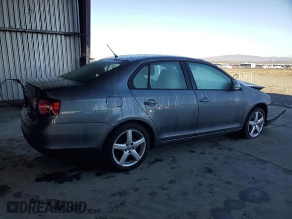 ✅ 2010 Volkswagen Jetta Limited Edition • VIN: 3VWAZ7AJ8AM099270 • Lot: 82546295. Wystawiony na Copart z przebiegiem 95 622 mil. Bezpłatny archiwum sprzedaży aukcyjnych z USA i szczegółowy raport historii pojazdu na DreamBid. Zdjęcie 3.