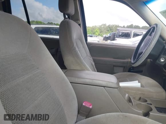 ✅ 2005 Ford Explorer XLT • VIN: 1FMZU73K45UB25032 • Lot: 42313925. Wystawiony na IAAI z przebiegiem 253 010 mil. Bezpłatny archiwum sprzedaży aukcyjnych z USA i szczegółowy raport historii pojazdu na DreamBid. Zdjęcie 5.