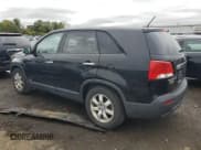 ✅ 2013 Kia Sorento LX • VIN: 5XYKTCA6XDG372434 • Lot: 82474895. Wystawiony na Copart z przebiegiem 190 003 mil. Bezpłatny archiwum sprzedaży aukcyjnych z USA i szczegółowy raport historii pojazdu na DreamBid. Zdjęcie 2.