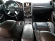 ✅ 2010 Chrysler 300 S • VIN: 2C3CA9CT5AH255944 • Lot: 73340114. Wystawiony na Copart z przebiegiem 244 520 mil. Bezpłatny archiwum sprzedaży aukcyjnych z USA i szczegółowy raport historii pojazdu na DreamBid. Zdjęcie 8.