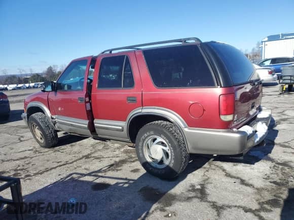 2000 Chevrolet Blazer LT z VIN 1GNDT13W8Y2241861, wystawiony jako Copart lot #41696815 z przebiegiem 128 073 mil mil oraz Szkoda całkowita • Salvage title. Historia ofert i sprzedaży dostępna na DreamBid. Obrazek 2.