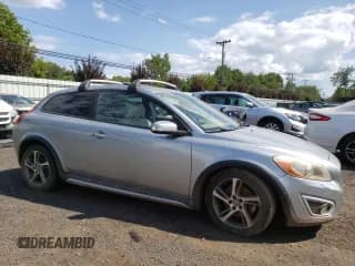 ✅ 2013 Volvo C30 T5 • VIN: YV1672MK5D2303227 • Lot: 68531474. Wystawiony na Copart z przebiegiem Nie podano. Bezpłatny archiwum sprzedaży aukcyjnych z USA i szczegółowy raport historii pojazdu na DreamBid. Zdjęcie 4.