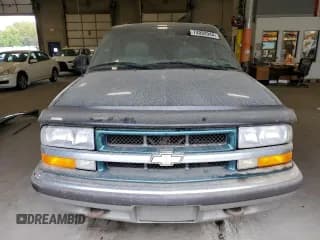 ✅ 1998 Chevrolet Blazer LS • VIN: 1GNDT13W2W2263240 • Lot: 56915955. Wystawiony na Copart z przebiegiem Nie podano. Bezpłatny archiwum sprzedaży aukcyjnych z USA i szczegółowy raport historii pojazdu na DreamBid. Zdjęcie 5.