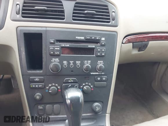 ✅ 2004 Volvo V70 • VIN: YV1SW59V142376813 • Lot: 43763133. Wystawiony na IAAI z przebiegiem 234 689 mil. Bezpłatny archiwum sprzedaży aukcyjnych z USA i szczegółowy raport historii pojazdu na DreamBid. Zdjęcie 13.