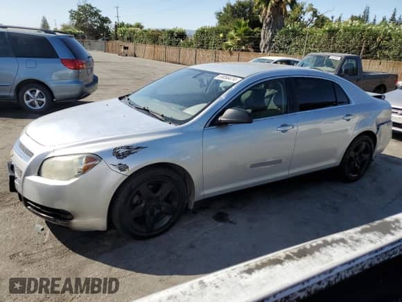 2011 Chevrolet Malibu 1LS z VIN 1G1ZB5E15BF323713, wystawiony jako Copart lot #69056474 z przebiegiem 144 483 mil mil oraz Szkoda całkowita • Salvage title. Historia ofert i sprzedaży dostępna na DreamBid. Obrazek 1.