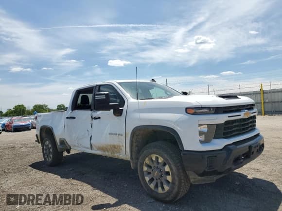 ✅ 2025 Chevrolet Silverado 2500HD Custom • VIN: 2GC4KME7XS1117990 • Lot: 57278315. Wystawiony na Copart z przebiegiem 12 242 mil. Bezpłatny archiwum sprzedaży aukcyjnych z USA i szczegółowy raport historii pojazdu na DreamBid. Zdjęcie 4.